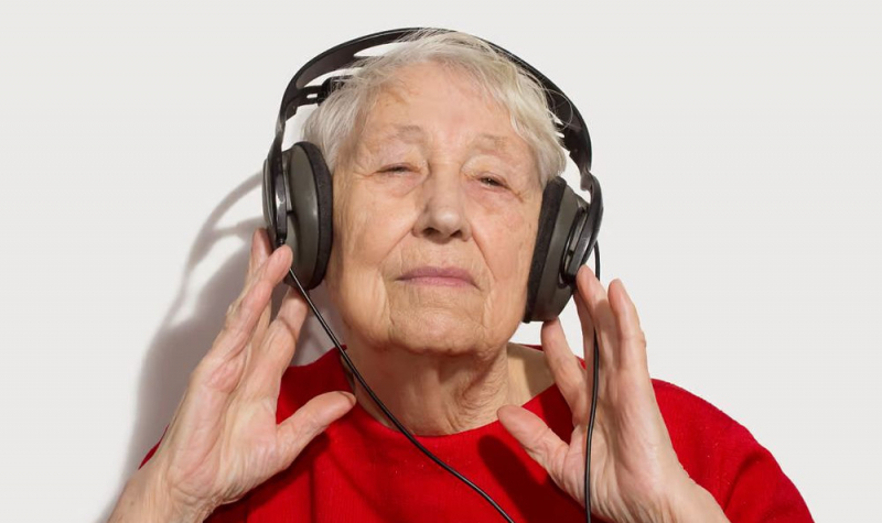 Ностальгическая музыка из молодости помогает предотвратить деменцию