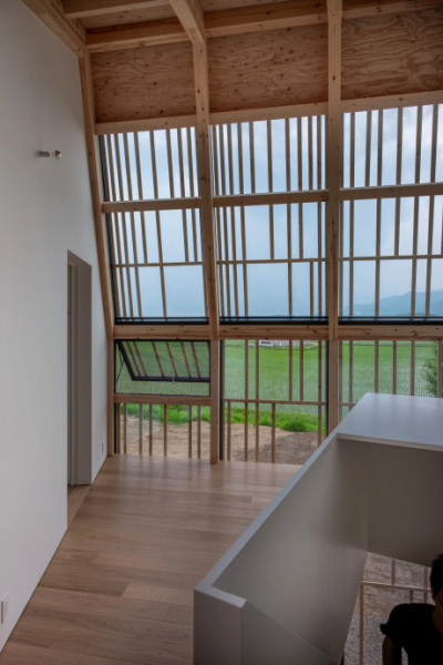 Необычный дом в форме амбара производит в два раза больше энергии, чем потребляет