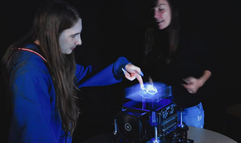 Первый в мире 3D дисплей позволяет перемещать голограммы руками