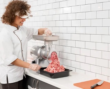 Что такое промышленная мясорубка с загрузочной камерой