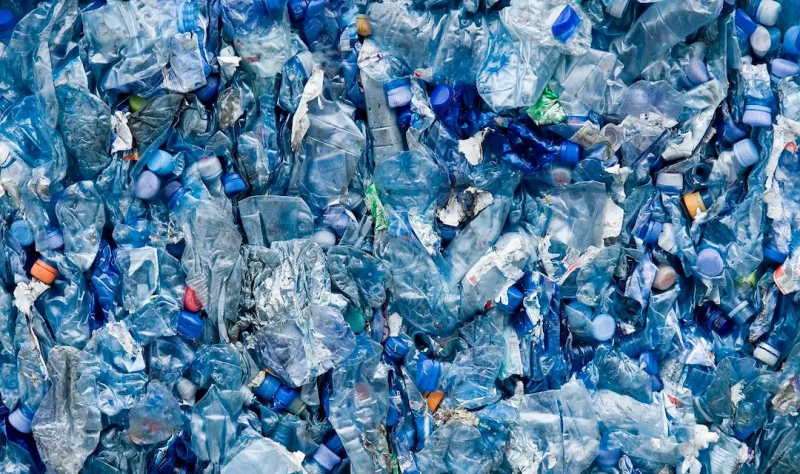 В стеклянных бутылках микропластика больше, чем в пластиковых