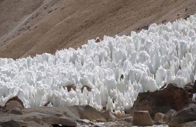 Экватор Плутона могут окружать метановые льды размером с небоскреб — астрофизики