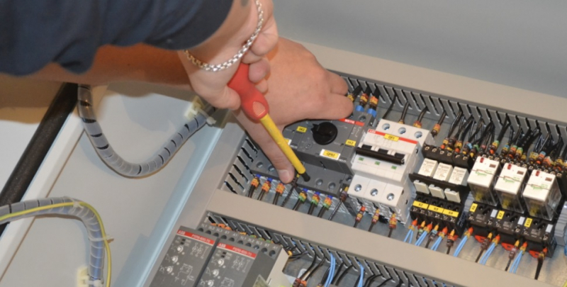 Производство шкафов управления и автоматики: технологическая основа современного производства