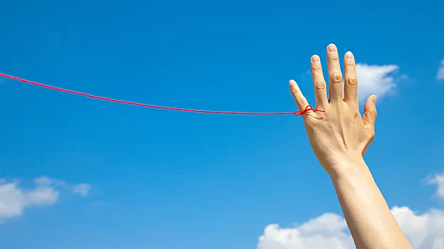 Руки двух человек соединили «телепатической» связью