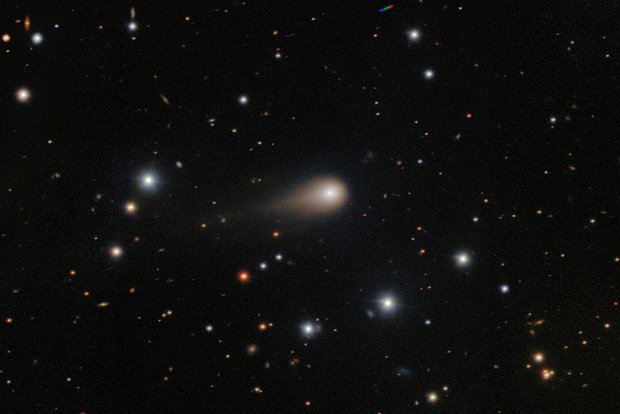 «Инопланетный корабль» принял невозможный цвет и начал маневр на пути к Земле. Почему астрофизик считает его аппаратом пришельцев?