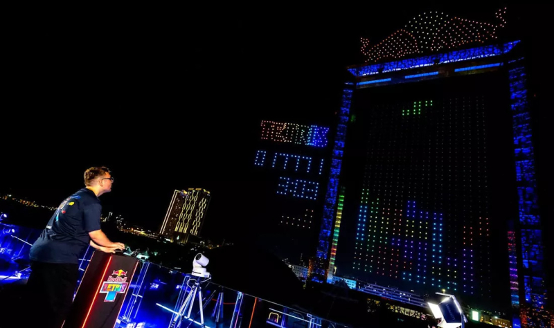 Чемпионат по Тетрису в Дубае прошел на экране из тысяч дронов