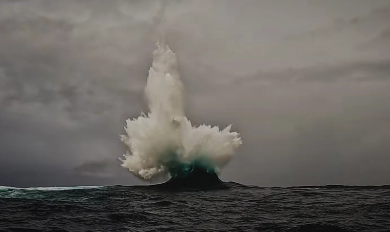 &laquo;Невозможную волну&raquo; запечатлели на видео у побережья Австралии