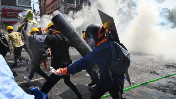 В Мьянме начался суд над Аун Сан Су Чжи. Протестующие снова на улицах после кровавой расправы