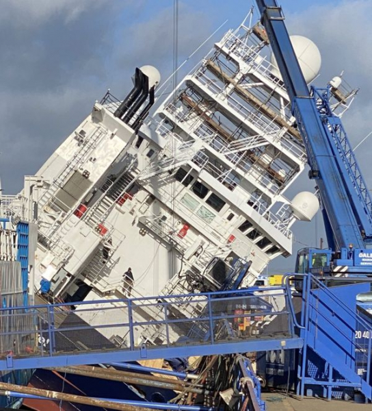На верфи в Эдинбурге завалилось на бок крупное судно, десятки пострадавших