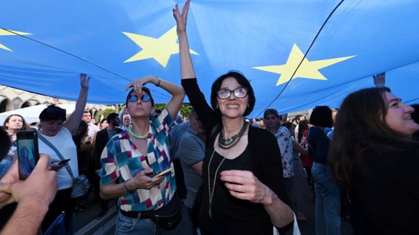 В Грузии придумали свой закон об иноагентах. Оппозиция и правозащитники говорят, что страна идет по пути России