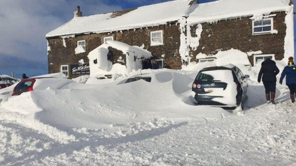 Шторм "Арвен" в Британии: снегопады, поваленные деревья, отключения электричества и человеческие жертвы. Фото