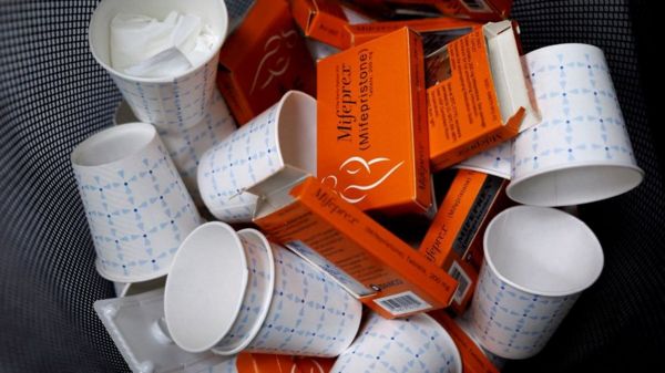 Верховный суд в США разрешил использовать таблетки для абортов, пока идет суд