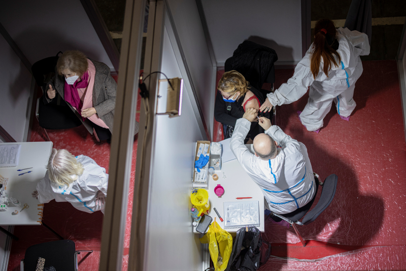 Эксперименты в городах Европы и "зеленые паспорта" в Израиле: как будут работать сертификаты о вакцинации и где их готовы применять