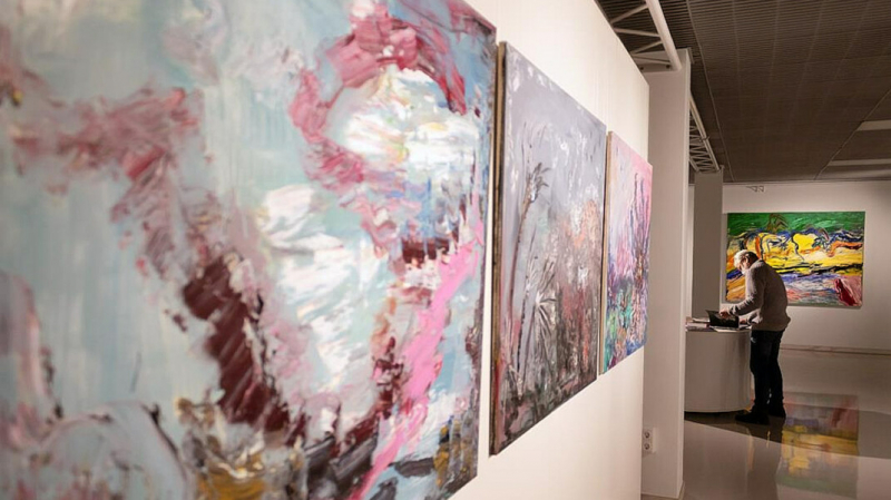 «Пусть уходит»: студенты устроили акцию против выставки осуждённой за мошенничество в Минобороны Васильевой