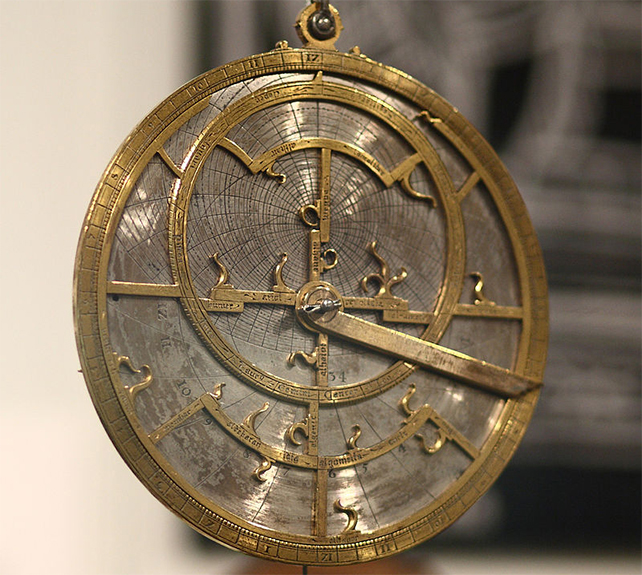 Раскрывая секреты астролябии: Путешествие сквозь время по звездам