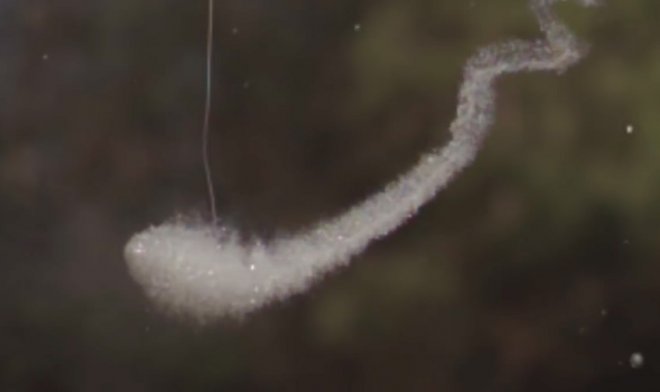 Стеклянная капля принца Руперта разбивает летящие пули вдребезги