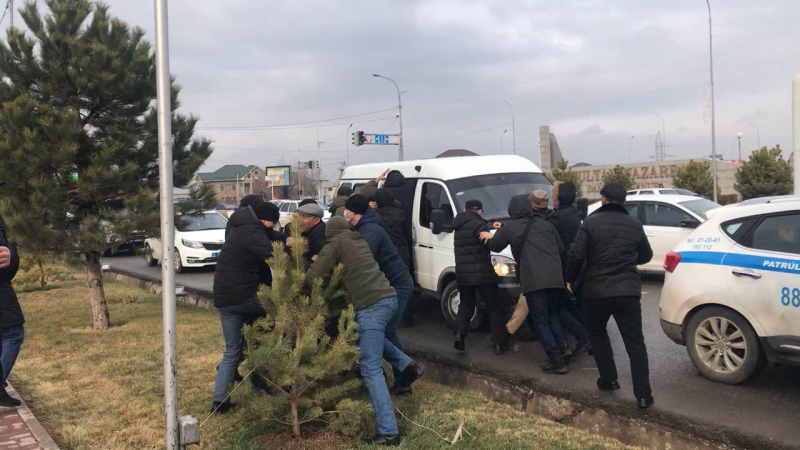 В двух городах Казахстана протестующие против повышения цен на газ провели ночь на площади