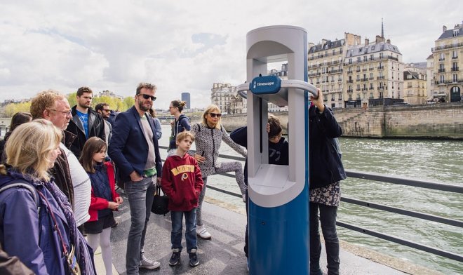 Во Франции начали появляться киоски виртуальной реальности, переносящие туристов в другие эпохи
