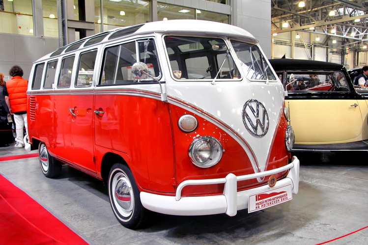 Volkswagen выпустит современную версию «хиппимобиля»: теперь с электродвигателем 