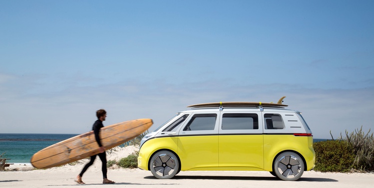 Volkswagen выпустит современную версию «хиппимобиля»: теперь с электродвигателем 